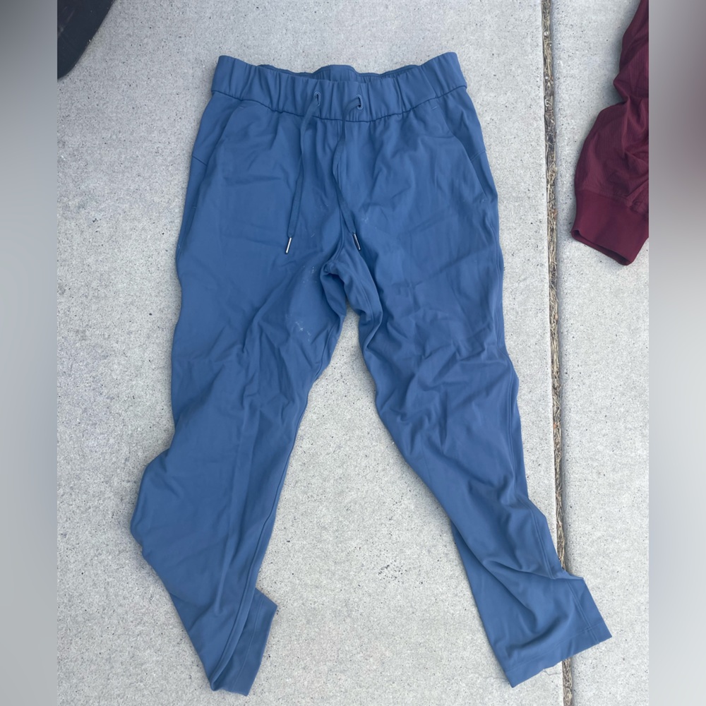 Lululemon size 6, blue, gently used on the fly pant
